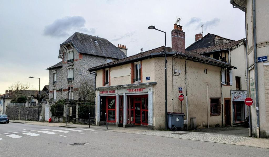 an old building on the corner of a street at L'appart de saint léo in Saint-Léonard-de-Noblat