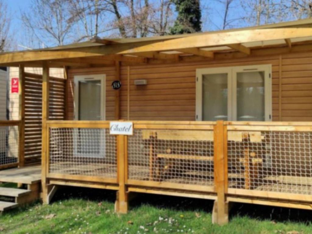 Mobil-home confortable avec terrasse à Challes-les-Eaux - API-1-52-1281