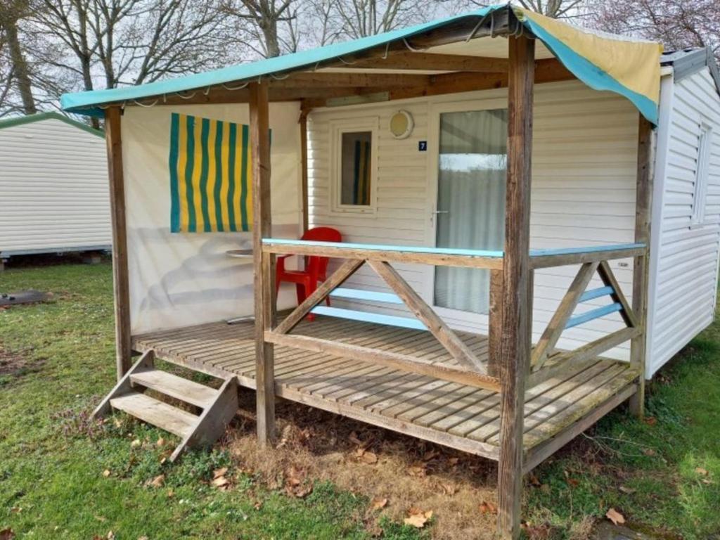 Mobil-home confortable avec terrasse pour 4 personnes à Athée - API-1-52-1366