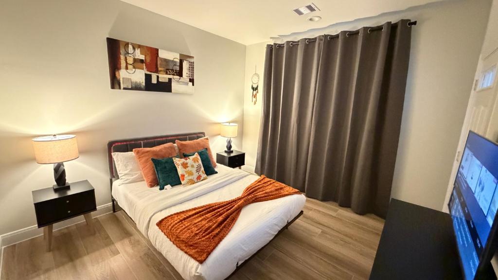 a bedroom with a bed and a television in it at 5 mins to NRG and The Medical Center The Houston Reston in Houston