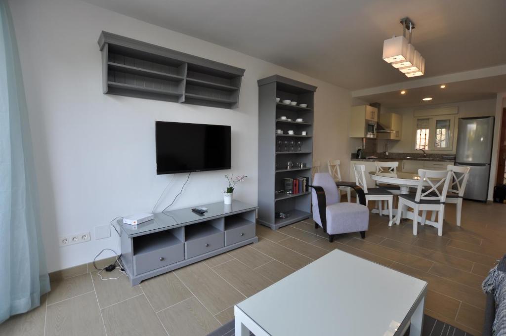 A television and/or entertainment centre at Casas Adosadas Lambda