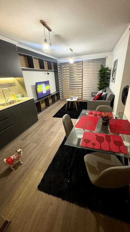 a living room with a table and a couch at Condo luminity exclusivo 2D-2B incluye piscina parking y wifi gratis check in y seguridad 24 hrs in Los Ángeles