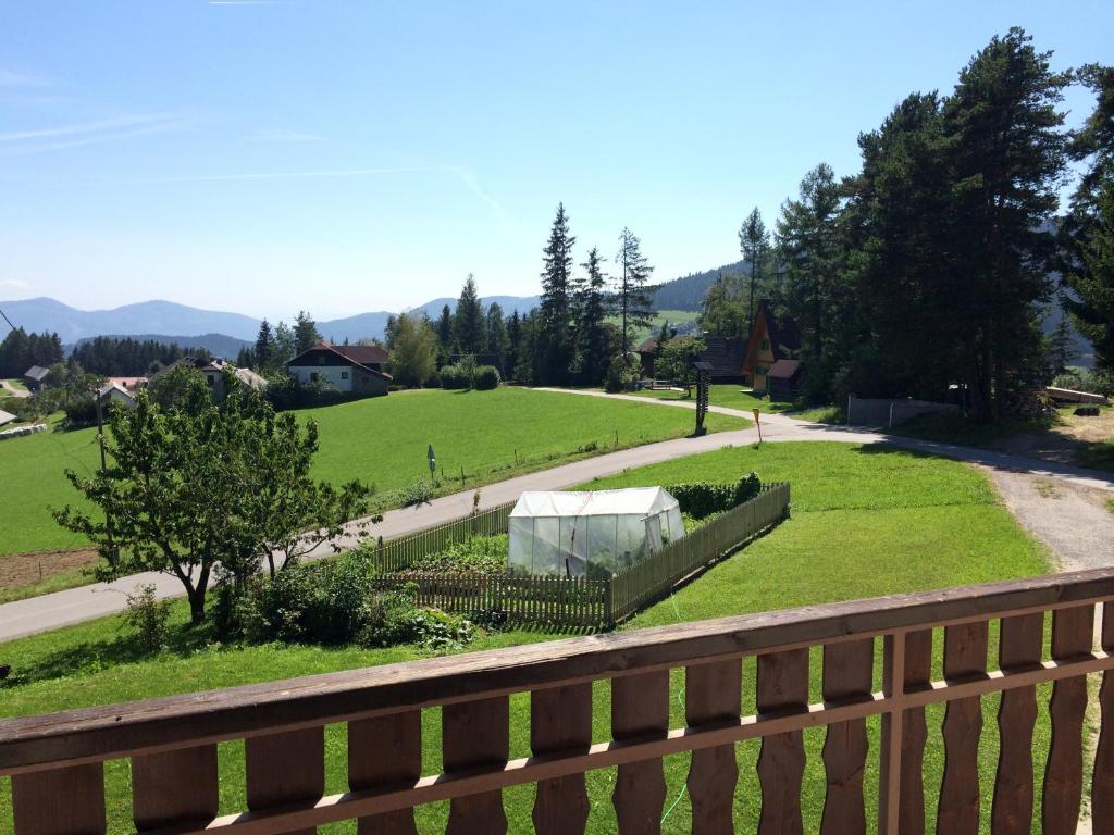 uma vista para um jardim a partir de uma cerca de madeira em Tourist Farm Pačnik em Resnik