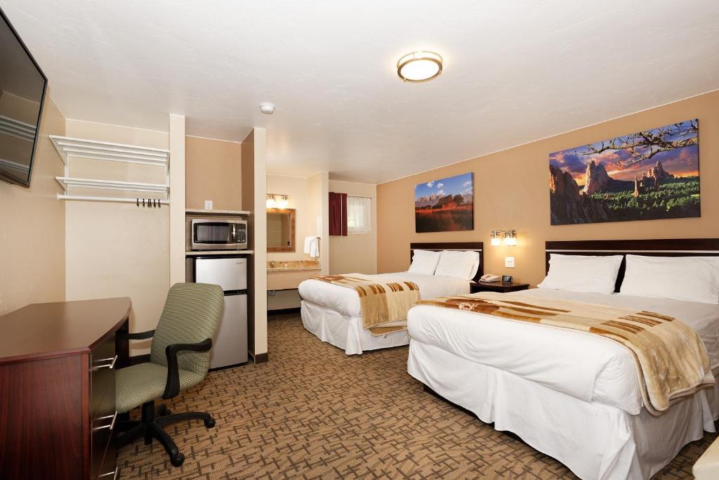 Ένα ή περισσότερα κρεβάτια σε δωμάτιο στο Glenwood Springs Inn