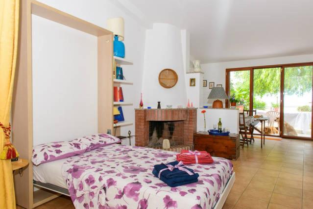 Un pat sau paturi într-o cameră la Panoramico con giardino