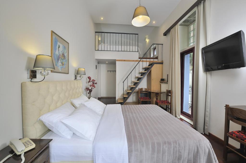 Posteľ alebo postele v izbe v ubytovaní Dryades & Orion Hotel