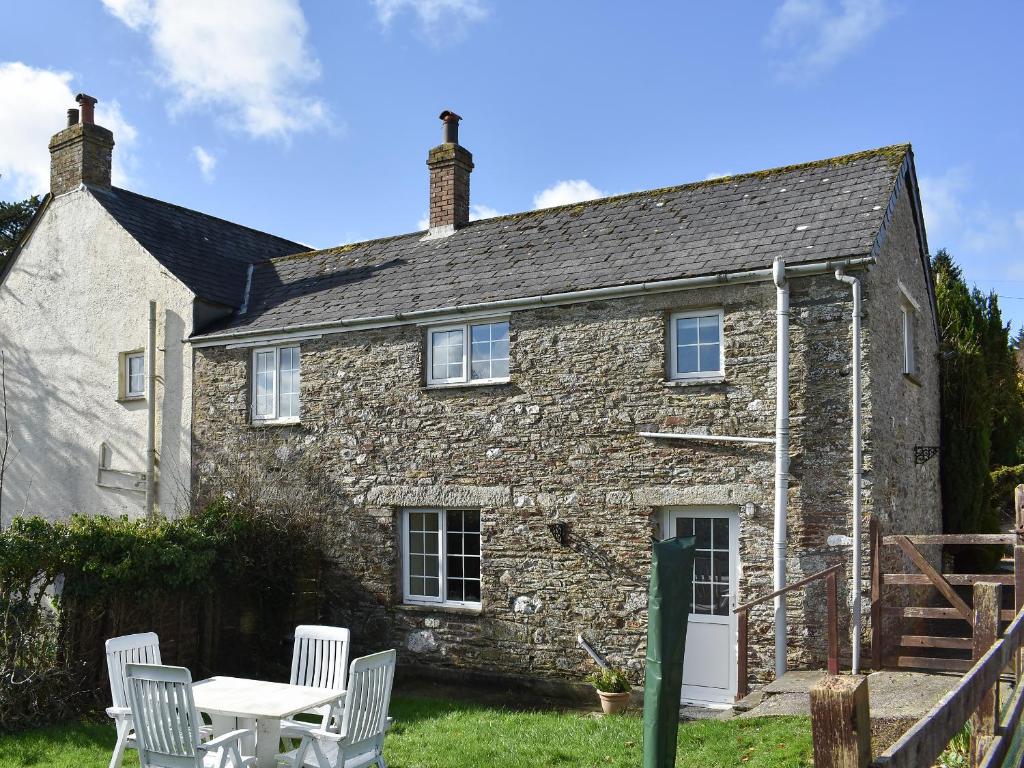 an old stone house with a table and chairs at Hayloft - Ukc4241 in Lanreath