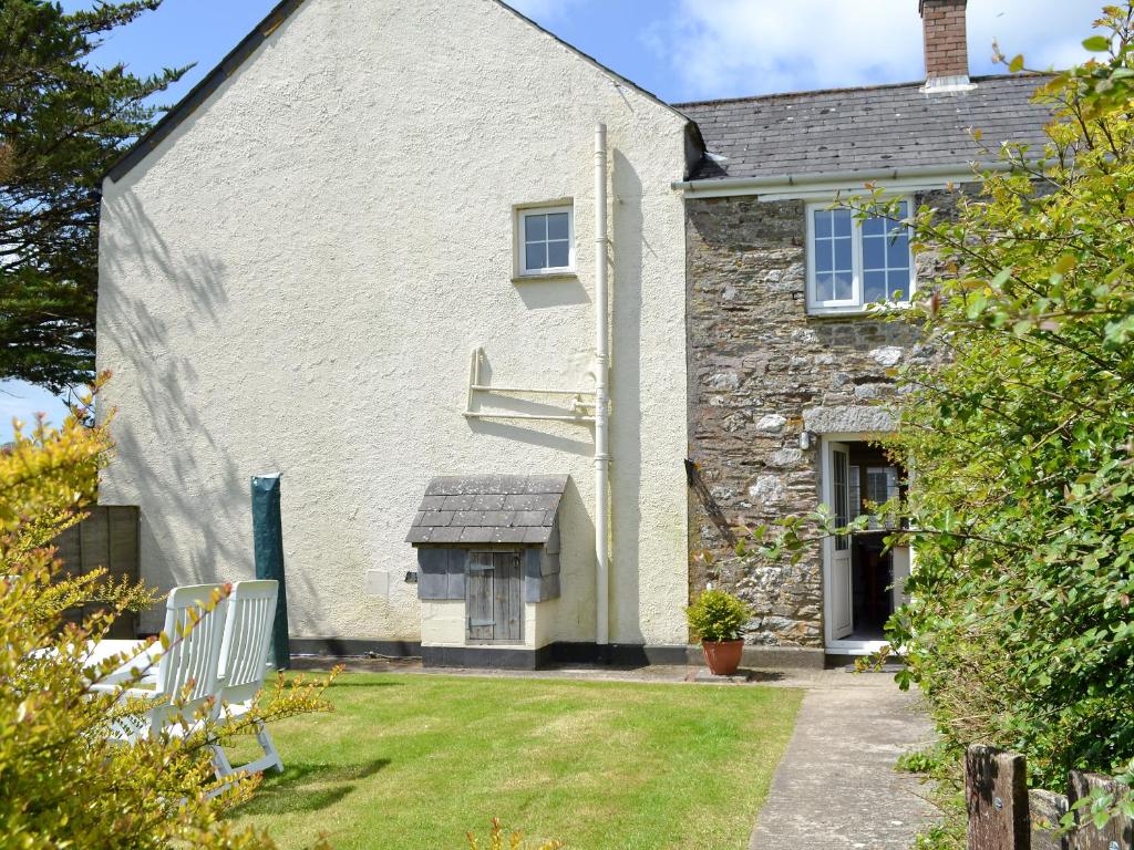 a stone house with a garden in front of it at Holly - Ukc4243 in Lanreath