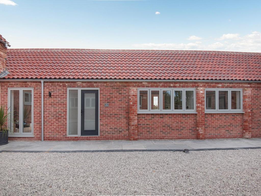 a red brick building with a red roof at The Cowshed - Uk37349 in Hockerton