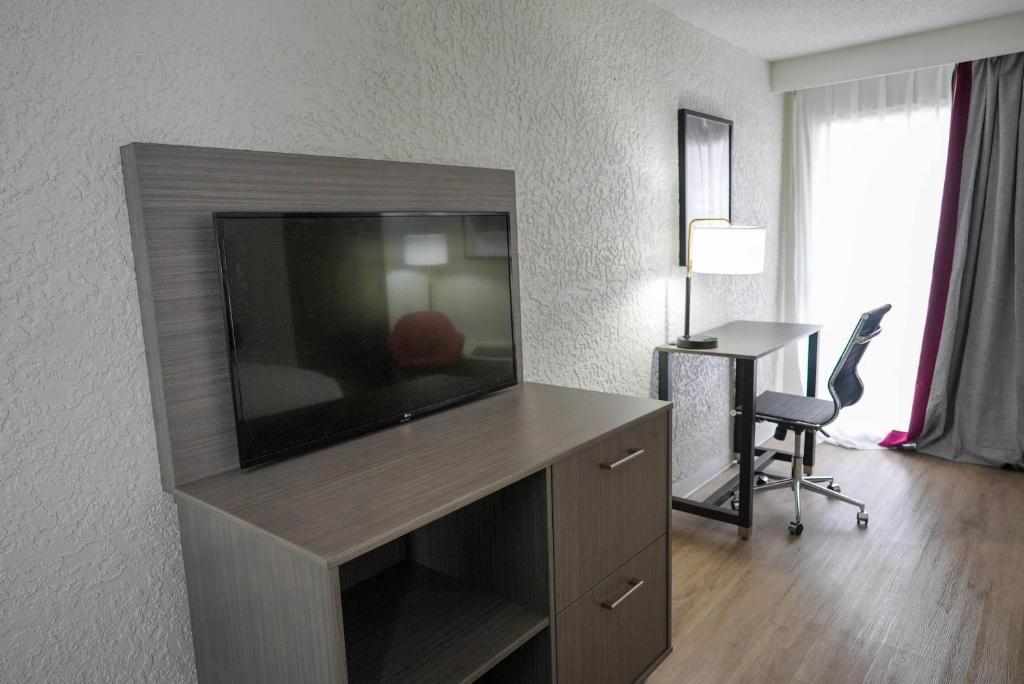 Ramada by Wyndham Tulsa Broken Arrow - Deluxe King Room - Non-Smoking