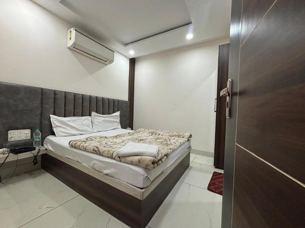 a bedroom with a bed in a room at GREEN WAY HOTEL & RESTAURANt in Gangānagar