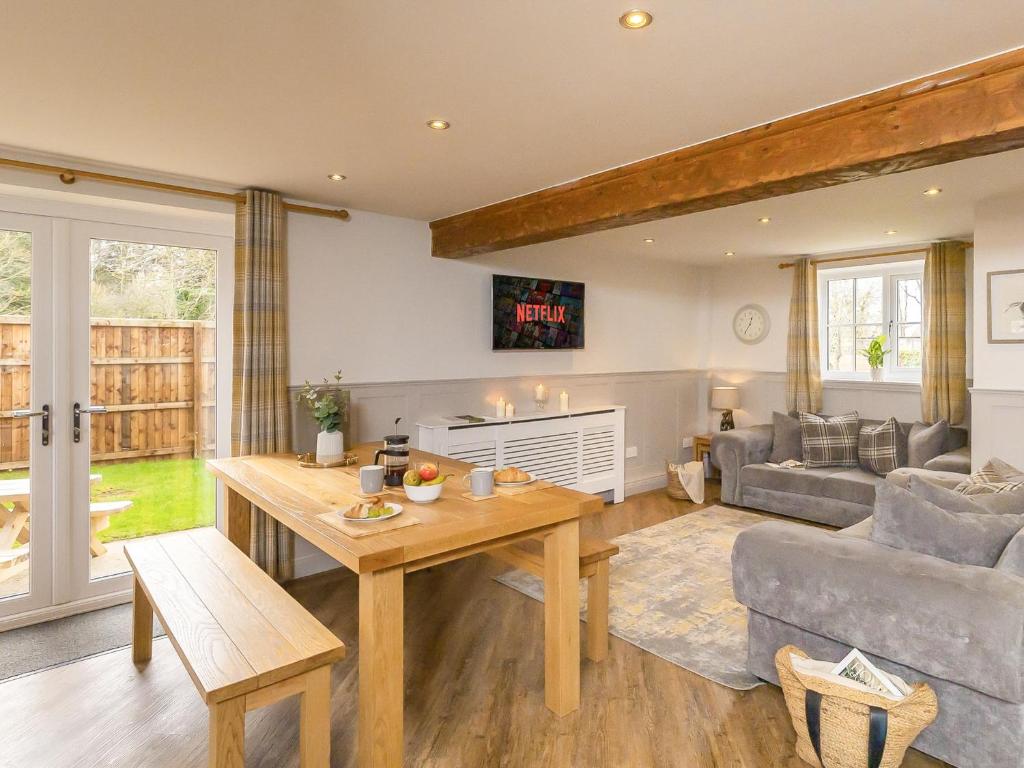 a living room with a table and a couch at Owls Rest - Iua in Cayton