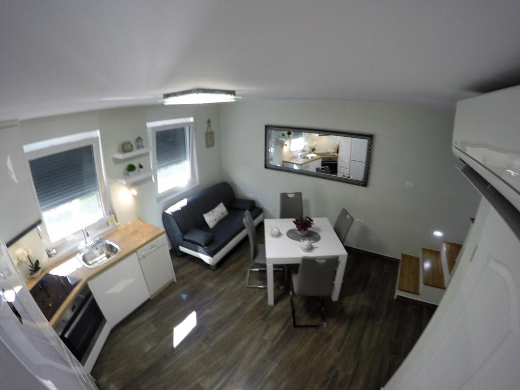Televízia a/alebo spoločenská miestnosť v ubytovaní Apartment Ana Arbanasi