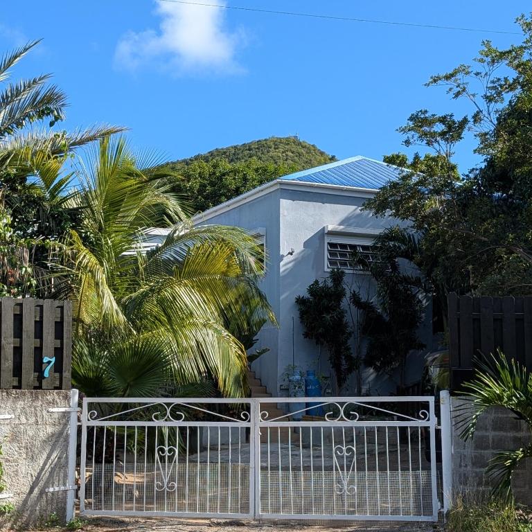 a white fence in front of a house at Villa Conochi in Philipsburg
