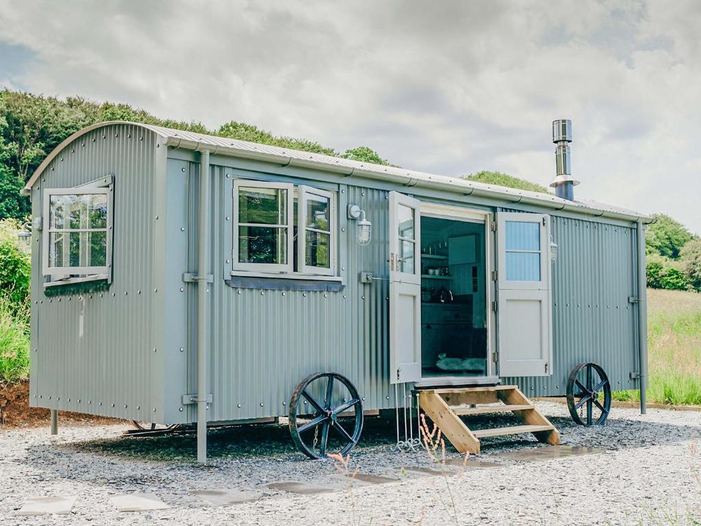 a blue shipping container with two windows and two wheels at Mimi's Meadow-Uk36576 in Milton Abbot