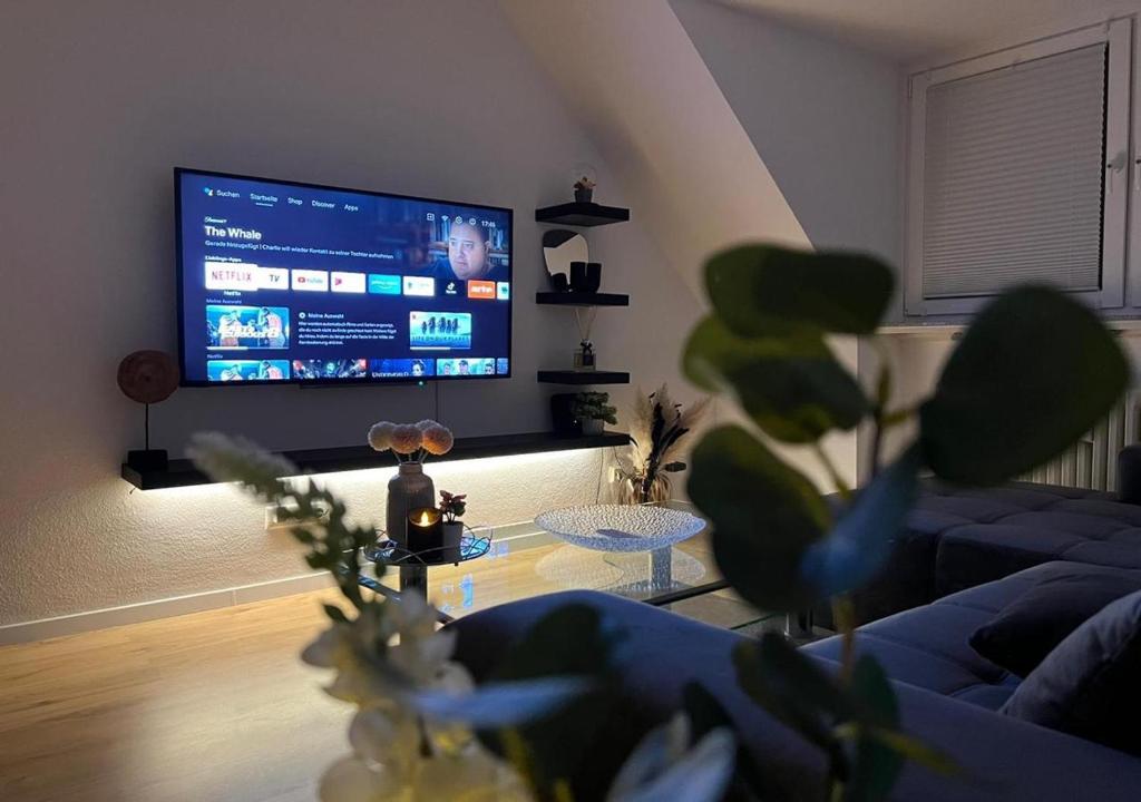 a living room with a couch and a tv at CityLoft Wlan Zentral in Essen