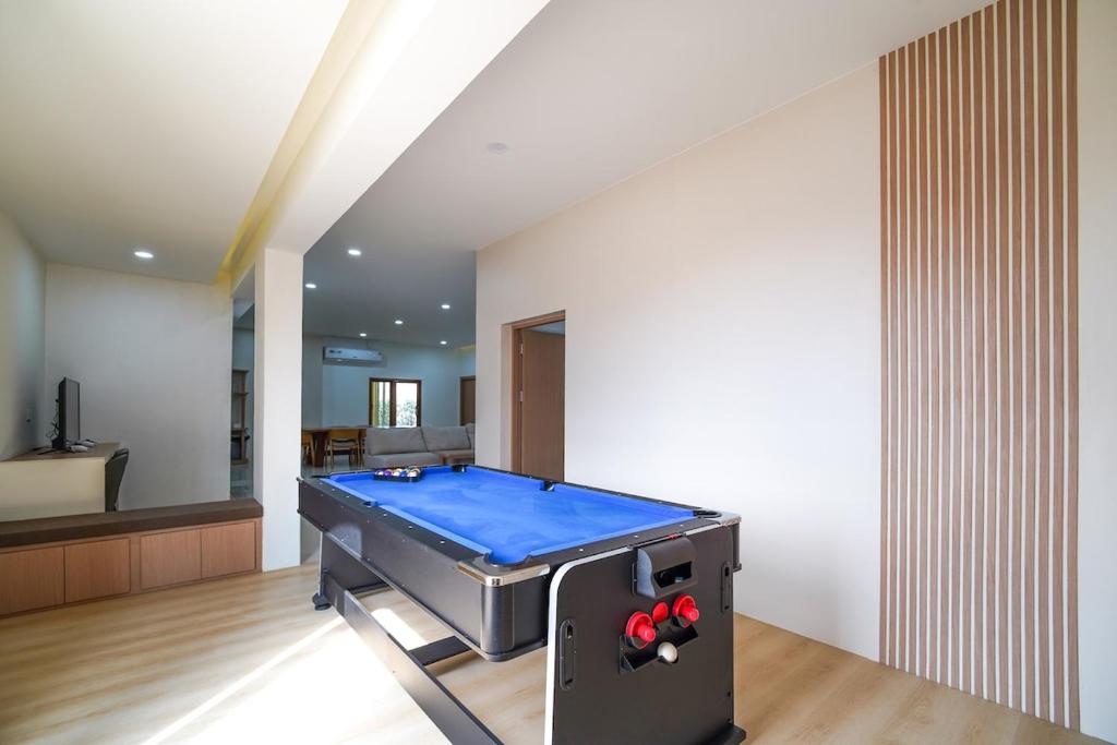 a pool table in the middle of a room at Villa LaMoon in Sattahip