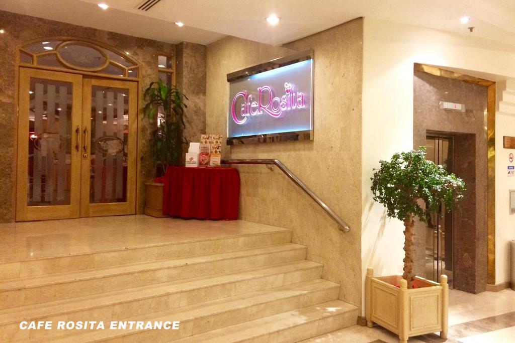 TV a/nebo společenská místnost v ubytování Dynasty Hotel Miri