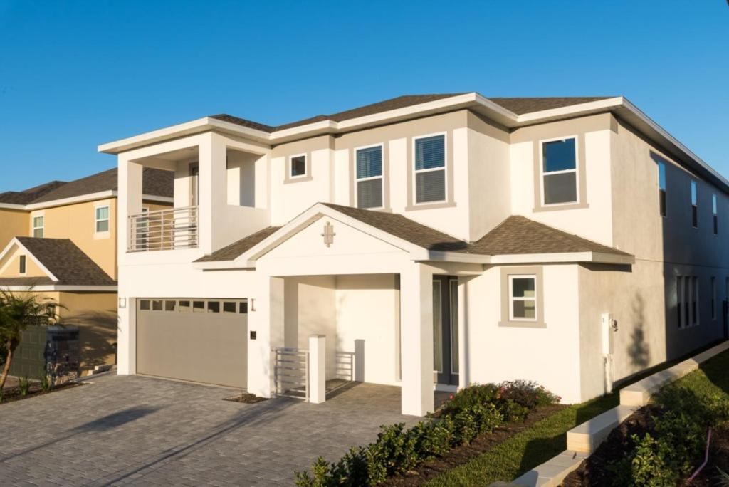 une grande maison blanche avec un garage dans l'établissement Wilmington Villa 7641, à Orlando