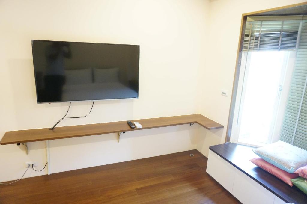 Una televisión o centro de entretenimiento en Dong Hua Dream House