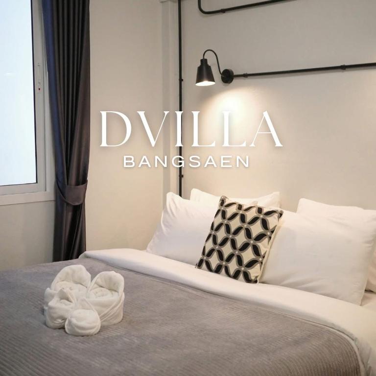 a hotel room with a bed with towels on it at Dvilla in Ban Bang Saen (1)