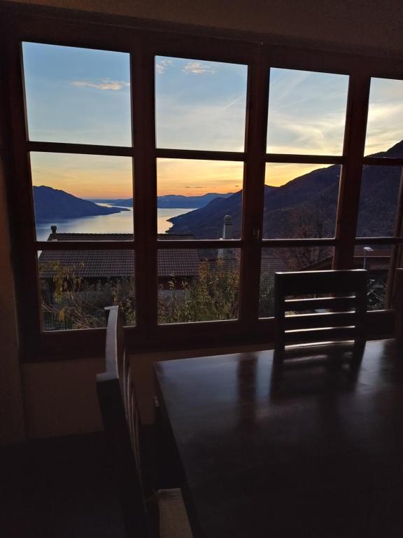 a room with a table and a window with a view at LeonardosHome RockStairs in Trarego