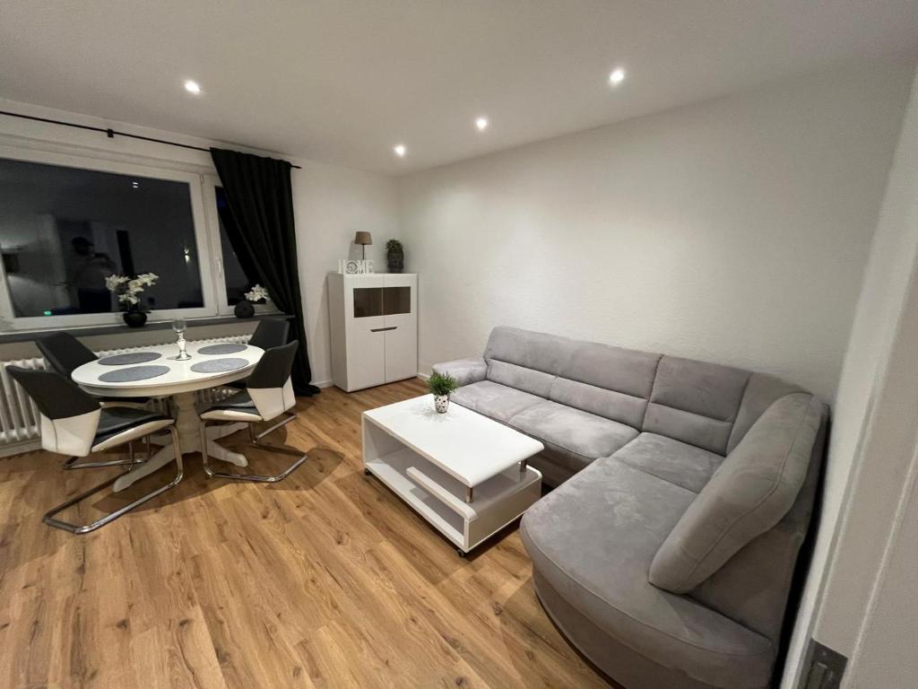 a living room with a couch and a table at City Apartment Schillerstraße in Wilhelmshaven