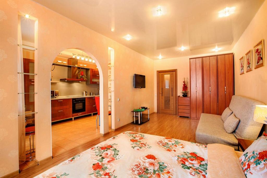 sala de estar con cama y cocina en Apartment GreenHouse at Bazhova, en Yekaterinburg