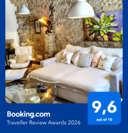 a living room with a white couch and a table at Casa Verde no Centro Histórico in Paraty