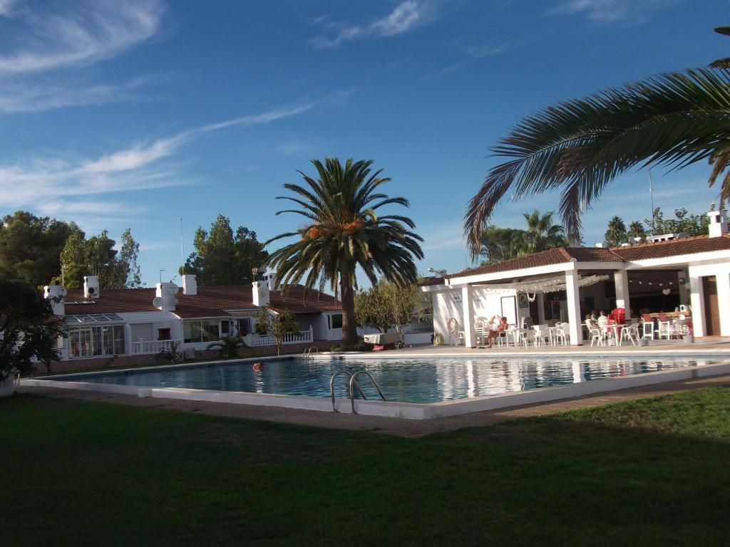 a swimming pool in front of a house at Apartamento Gerard in Riumar