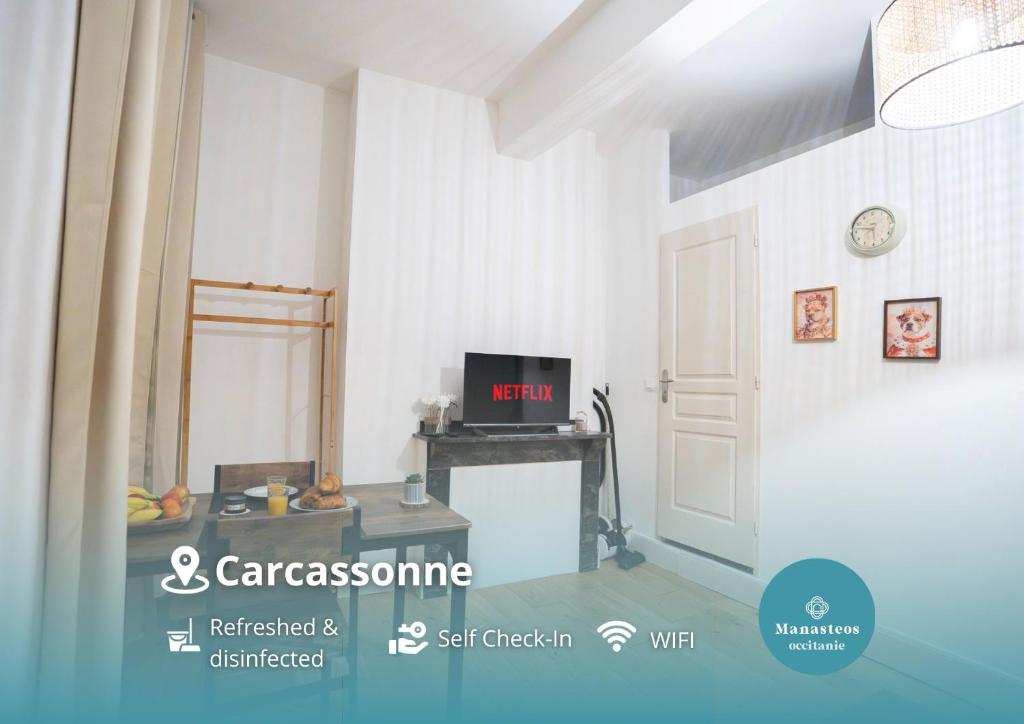 a room with a table and a television in a room at Charming Elegant Suite - Downtown - AF in Carcassonne