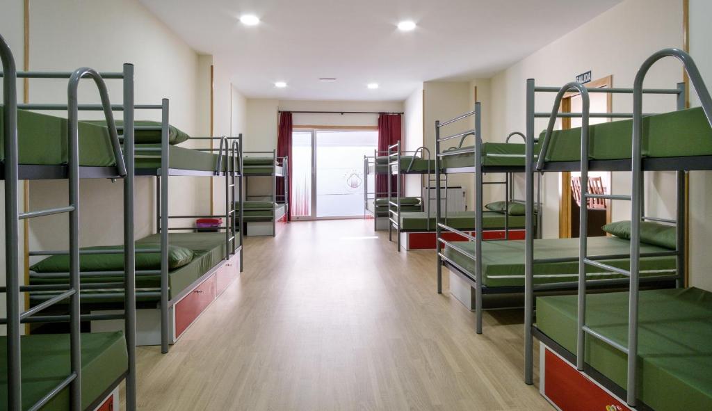 Postel nebo postele na pokoji v ubytování Albergue Pensión Cima do Lugar