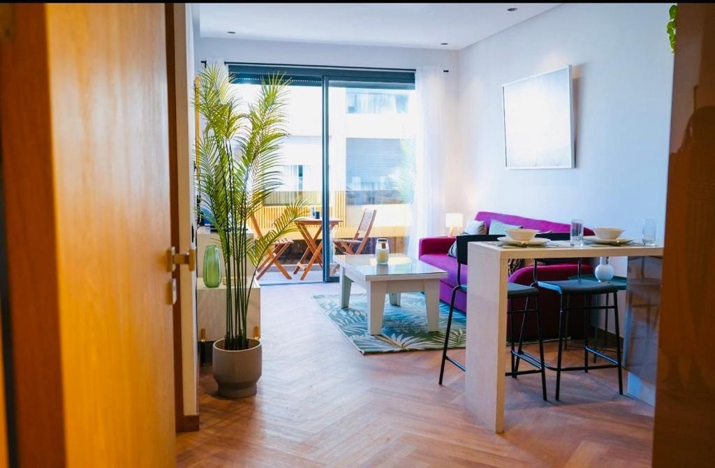 a living room with a table and a dining room at Les princesses studio confort-plus charme in Maarif