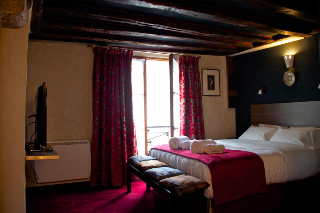 ein Schlafzimmer mit einem großen Bett und einem Fenster in der Unterkunft Blois La Tour 1696 in Blois