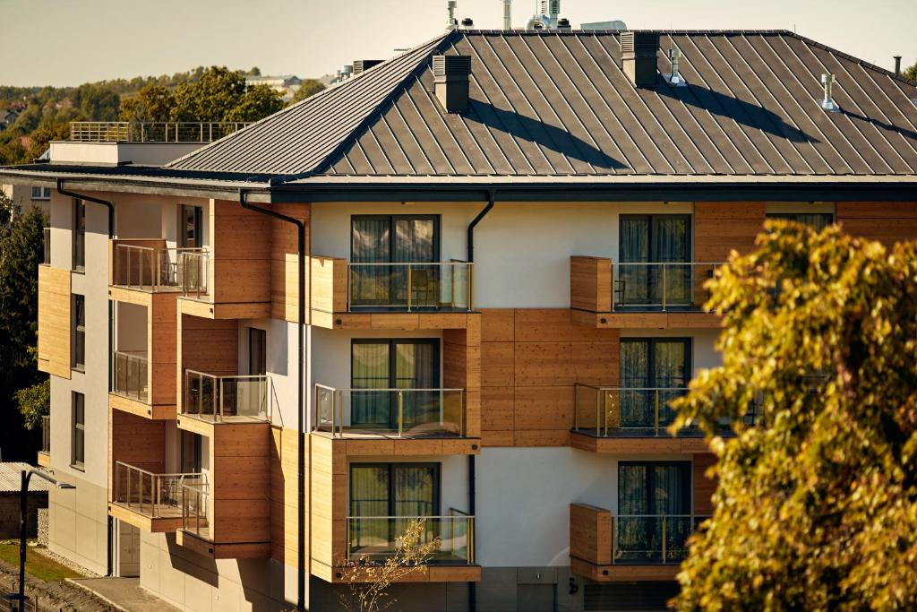 un condominio con balconi e tetto in metallo di Bristol Aparthotel a Busko-Zdrój