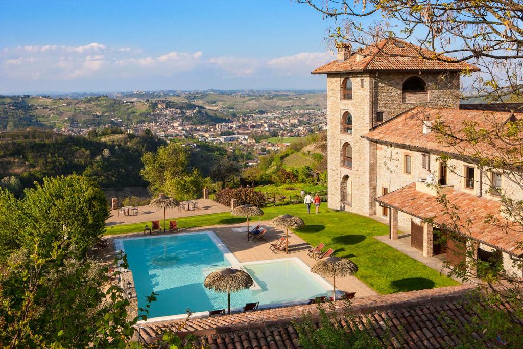 vista esterna di un edificio con piscina di I Tre Poggi Dimora di Charme a Canelli