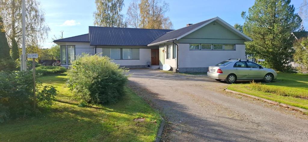 a car parked in front of a house at Björktorpet och Soltorpet in Lepplax