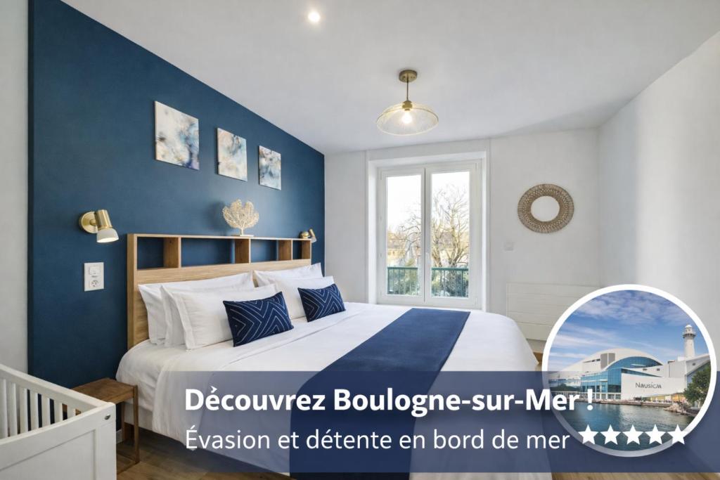 a bedroom with a bed and a blue wall at Au dôme de la basilique in Boulogne-sur-Mer
