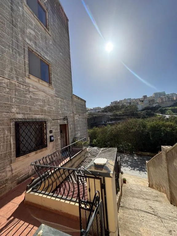 Bright St Julians Apartment for 1 to 3 Guests