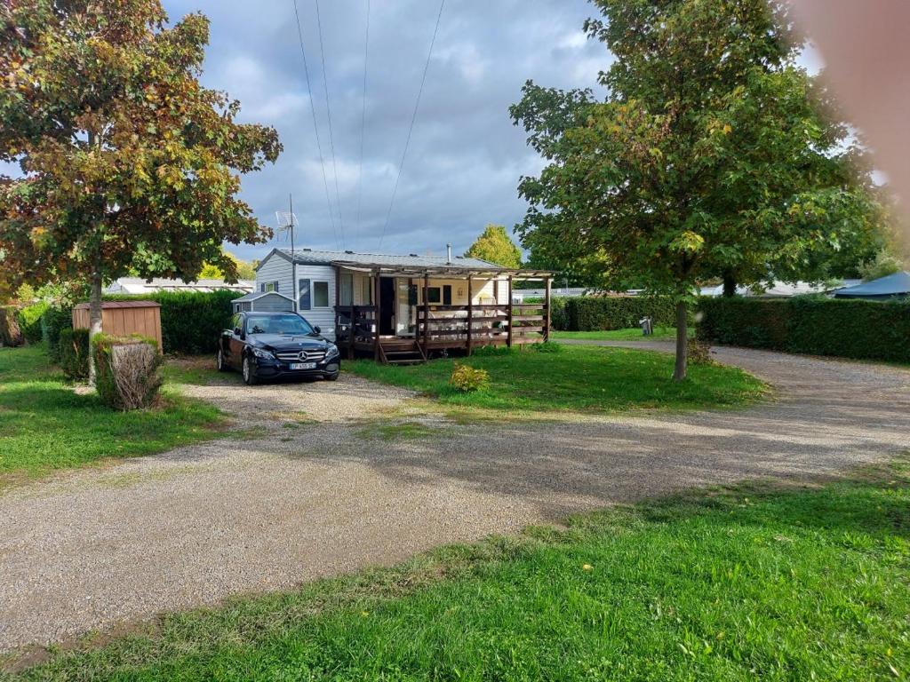 a car parked in front of a small house at mobile home A15 in Boofzheim