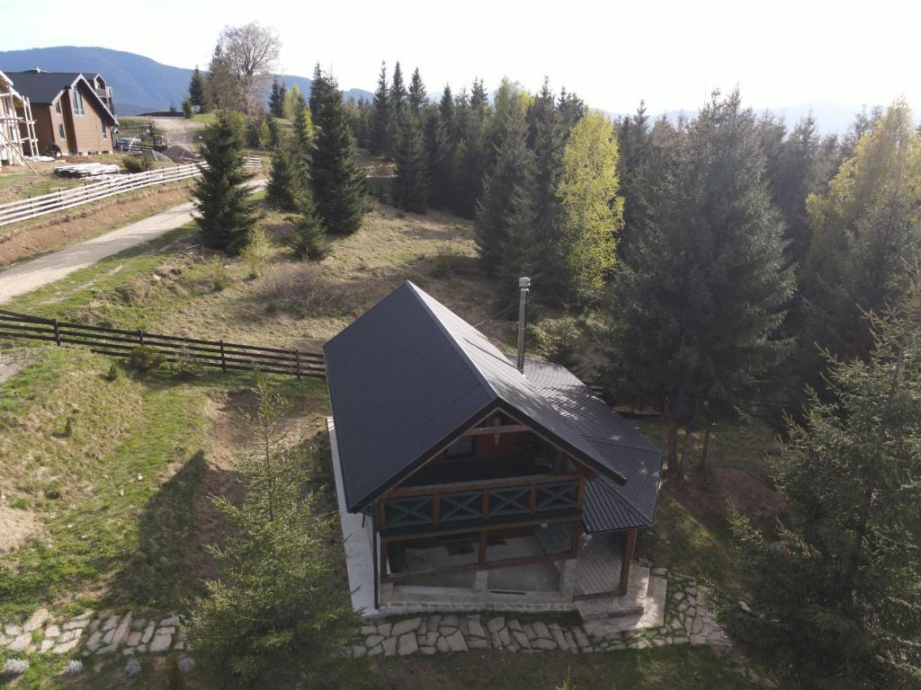 an overhead view of a house with a black roof at Шале 1077 метрів над рівнем моря in Krivopolʼye