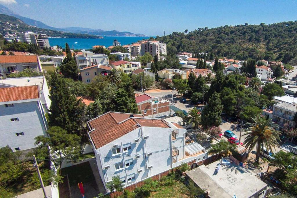 widok miasta z lotu ptaka, z miasteczkiem i wodą w obiekcie Riva Lux Apartments w Sutomore