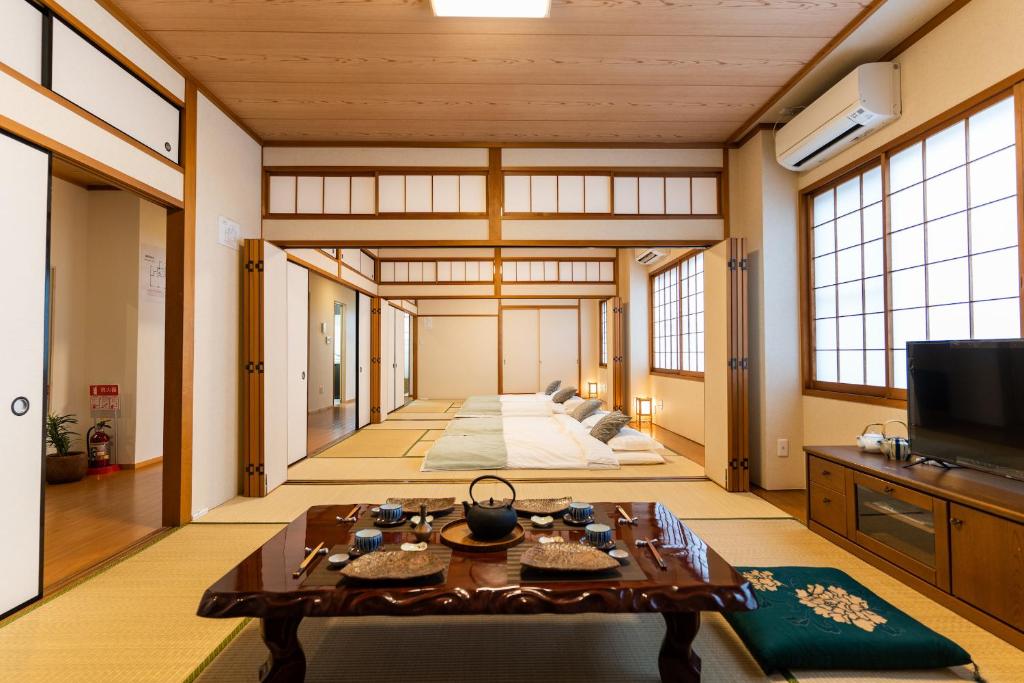 a large room with a table in the middle of it at 大吉屋2号館 ワンフロア貸切部屋 名駅離れ in Nagoya