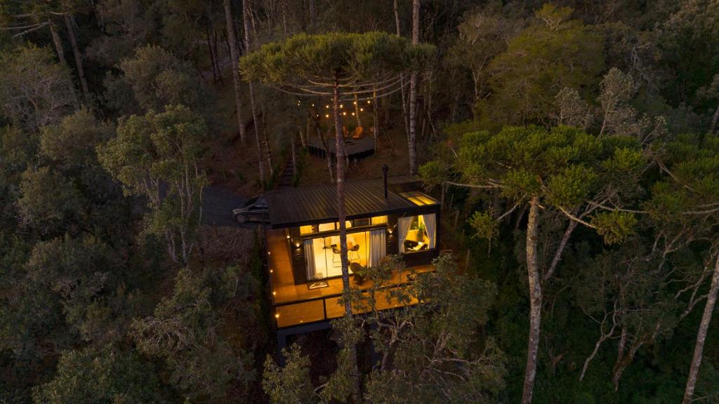 an overhead view of a tree house in the forest at Recanto do Bici in Urubici