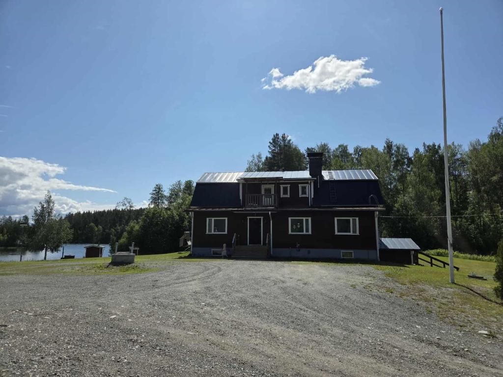 a large black house with a solar roof at Leinosen Lempi in Ylämylly