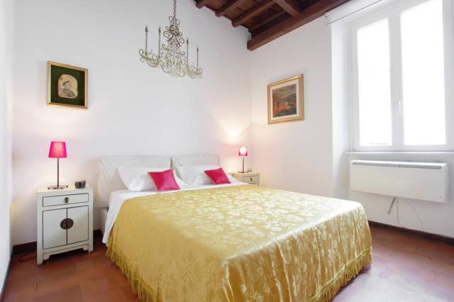 ローマにあるHouse Maximo near Vaticanのベッドルーム1室(大型ベッド1台、シャンデリア付)