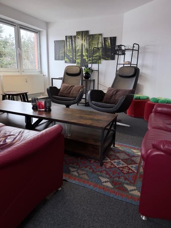 a living room with chairs and a coffee table at Gemütliches City-Appartment in Wentorf bei Hamburg