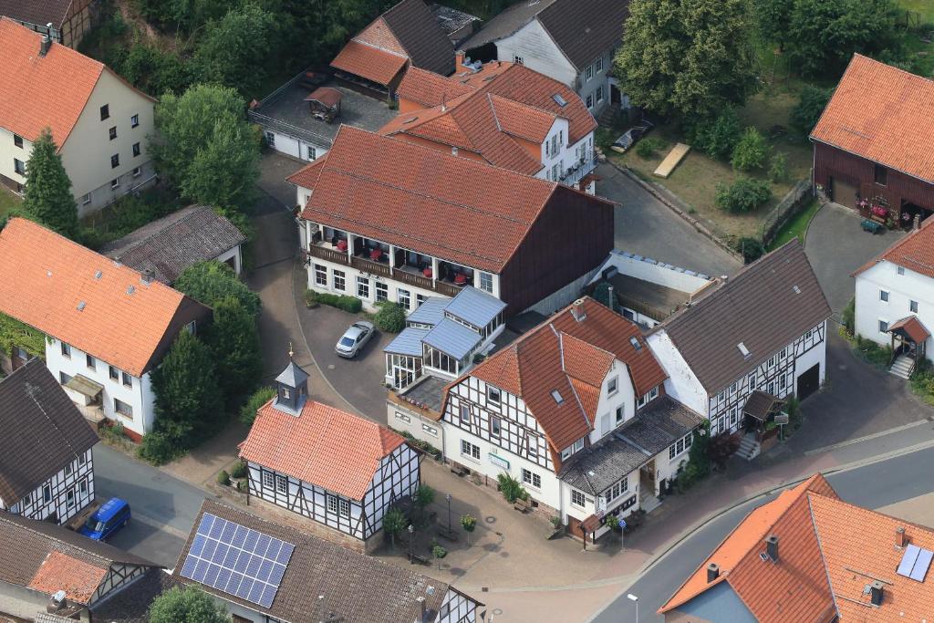 eine Aussicht auf eine Stadt mit Häusern in der Unterkunft Gasthaus Köhlerhof in Delliehausen