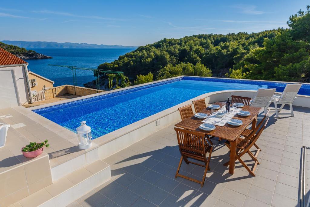 Bazén v ubytování Villa Casabianca nebo v jeho okolí
