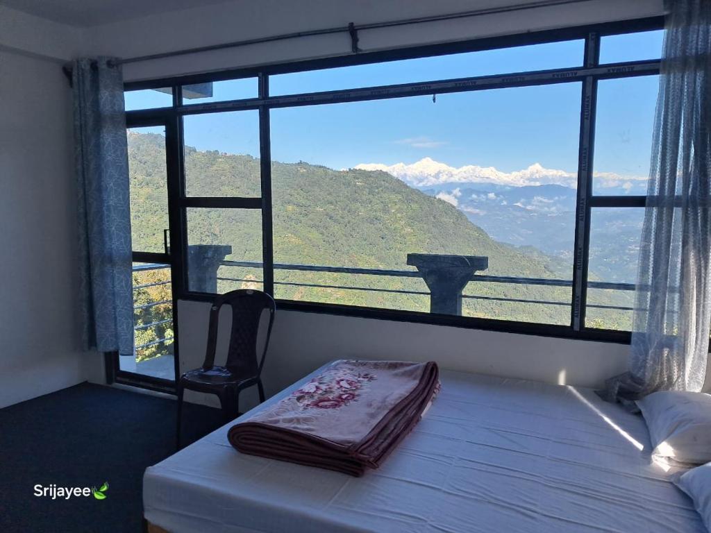 a bedroom with a bed and a large window at Pinepeak in Lava